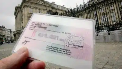 Comment réussir le renouvellement de votre titre de séjour à Versailles