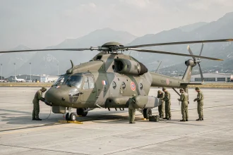 Hélicoptère militaire français Caracal H225M sur tarmac avec équipage au sol effectuant des vérifications avant vol