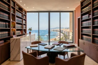Réception d'un cabinet d'avocats moderne à Nice avec vue sur la Méditerranée et bibliothèques juridiques